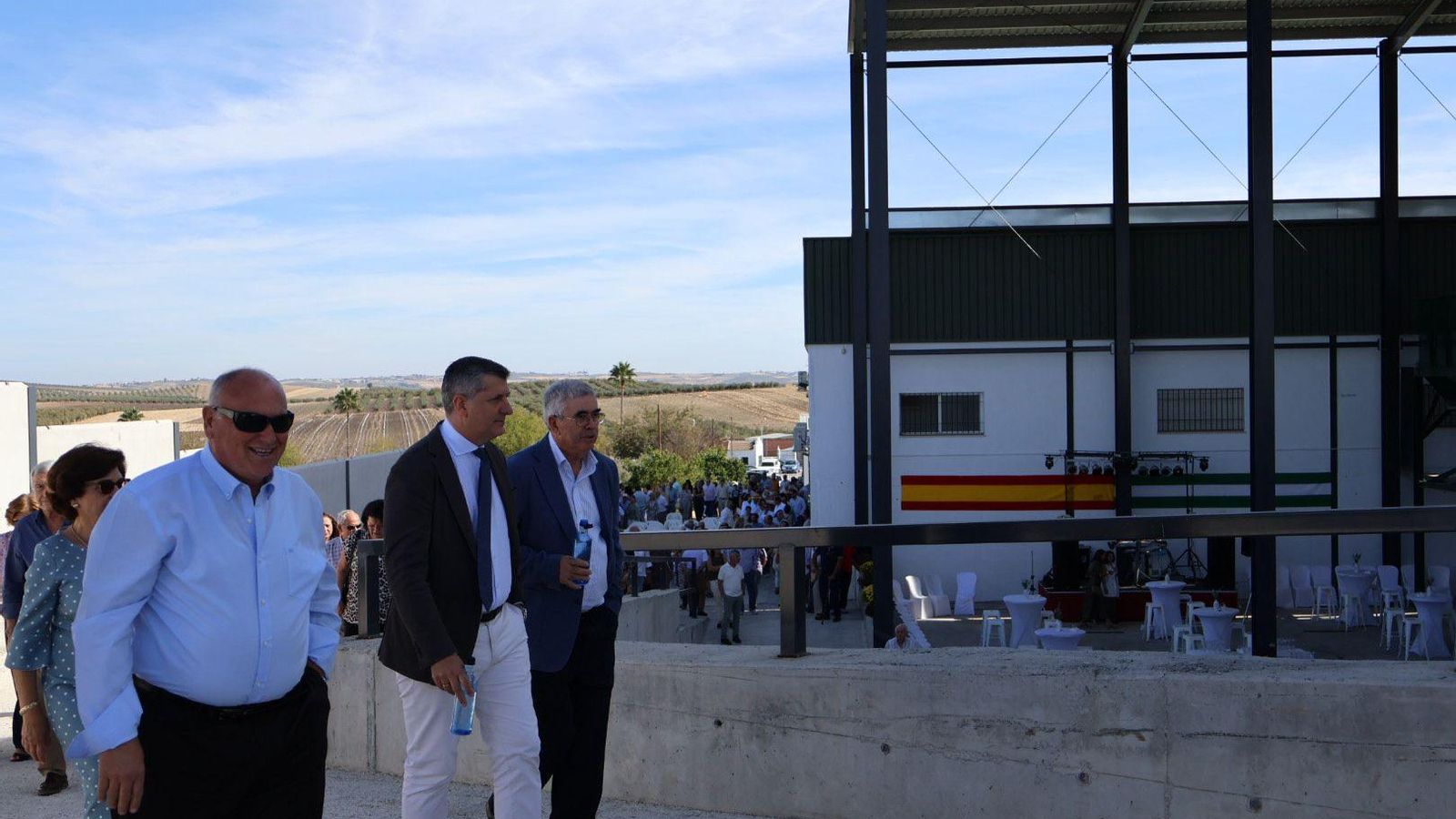 Las autoridades recorren la cooperativa.