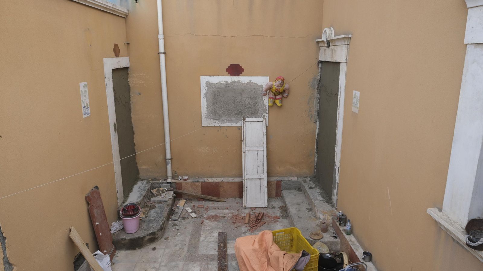 La vivienda palaciega con los accesos tapiados.