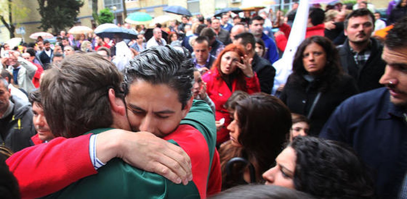 Dos jóvenes se consuelan en las inmediaciones de la parroquia de San Benito.

Foto: Vanesa Lobo