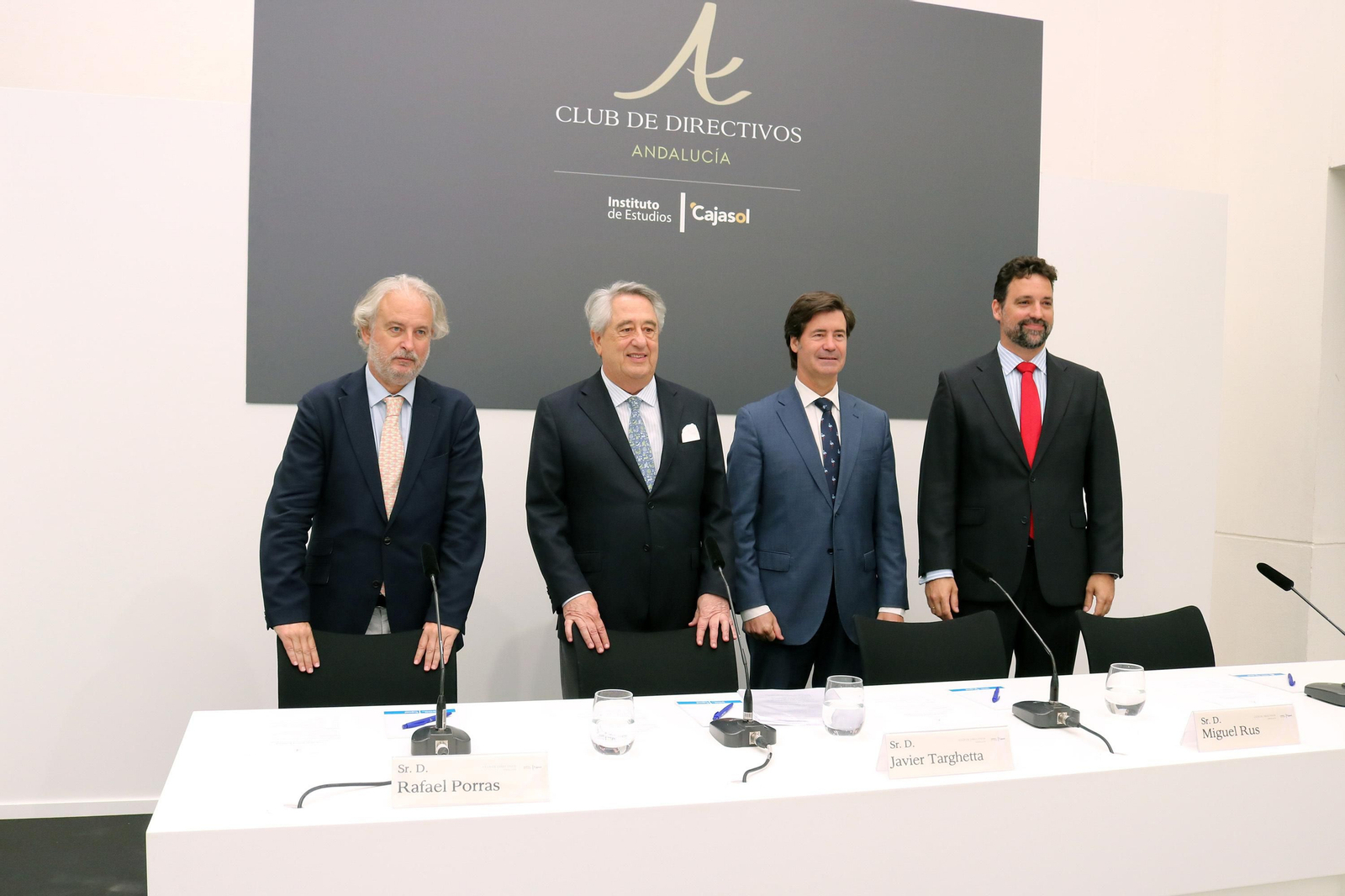 Javier Targhetta, segundo por la izquierda, en el desayuno-coloquio del Club de Directivos de Andalucía