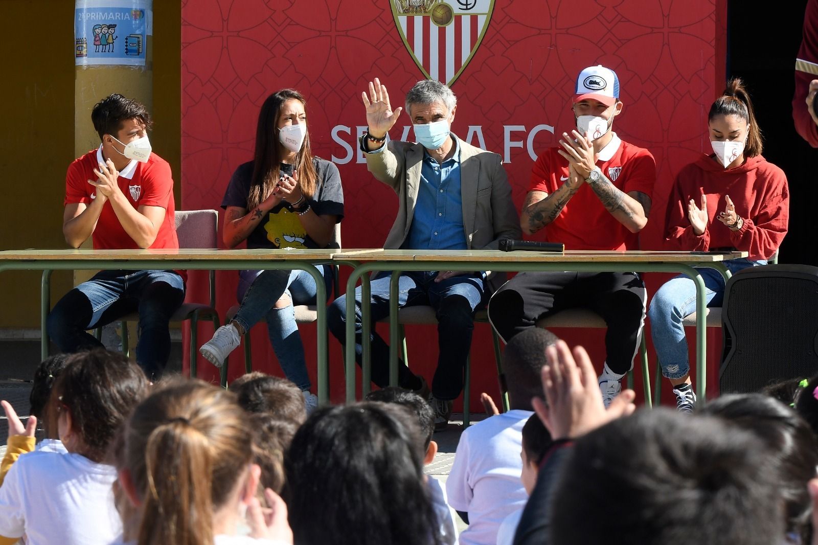 Antonio Álvarez saluda entre Óliver Torres, Nicart, Gudelj y Débora.