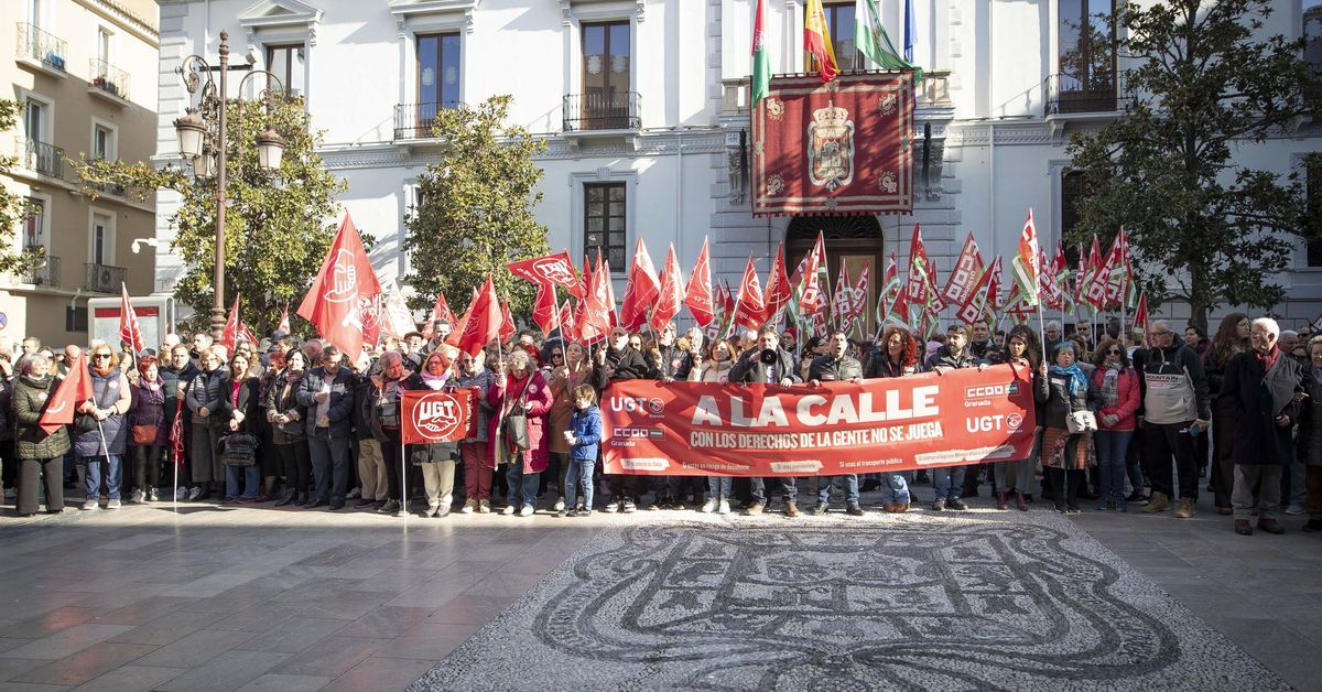 CCOO y UGT se concentran en Granada y Motril por los derechos sociales