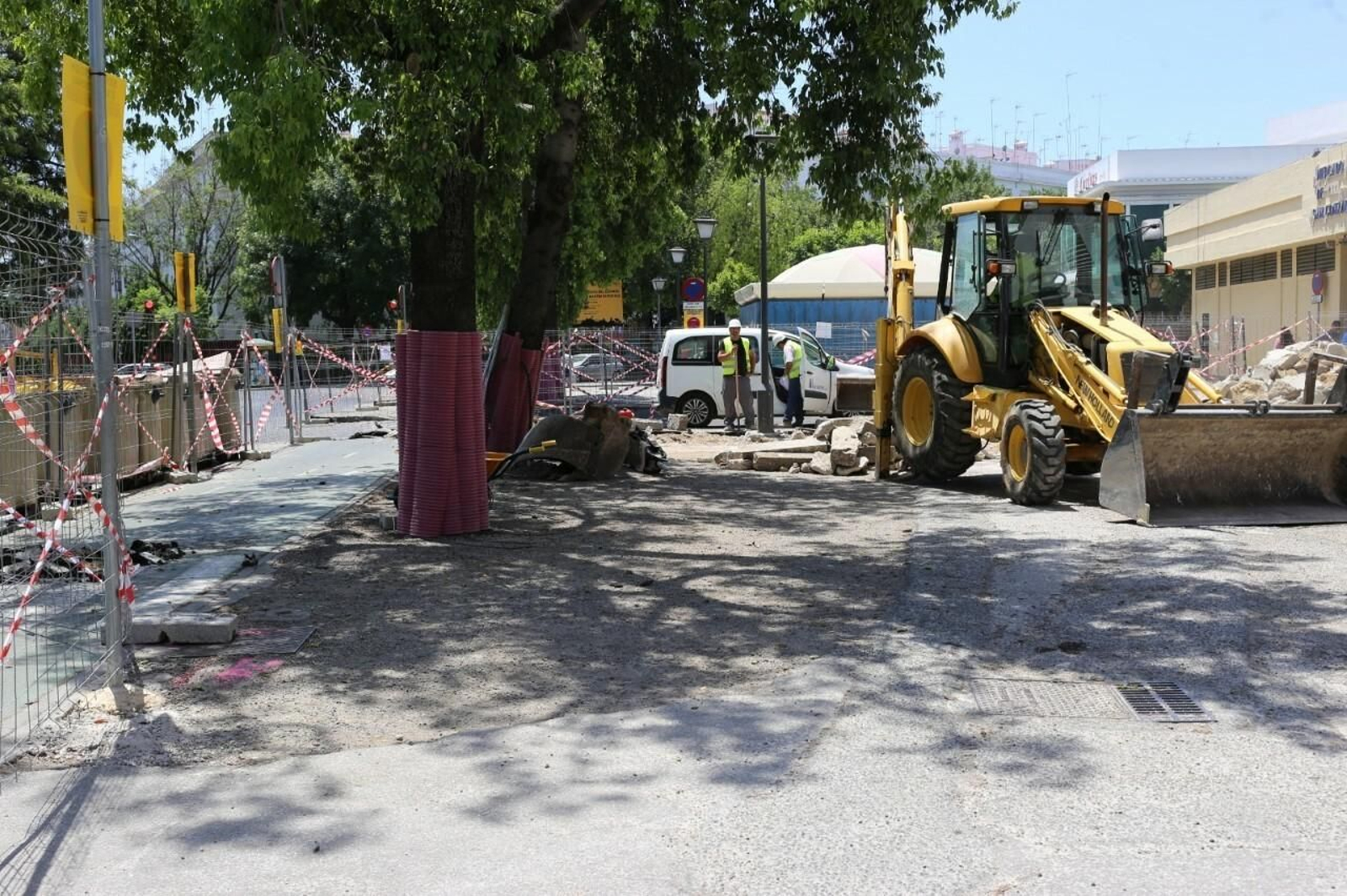 Una retroexcavadora inicia los trabajos de reurbanización de la Plaza de San Martín de Porres.