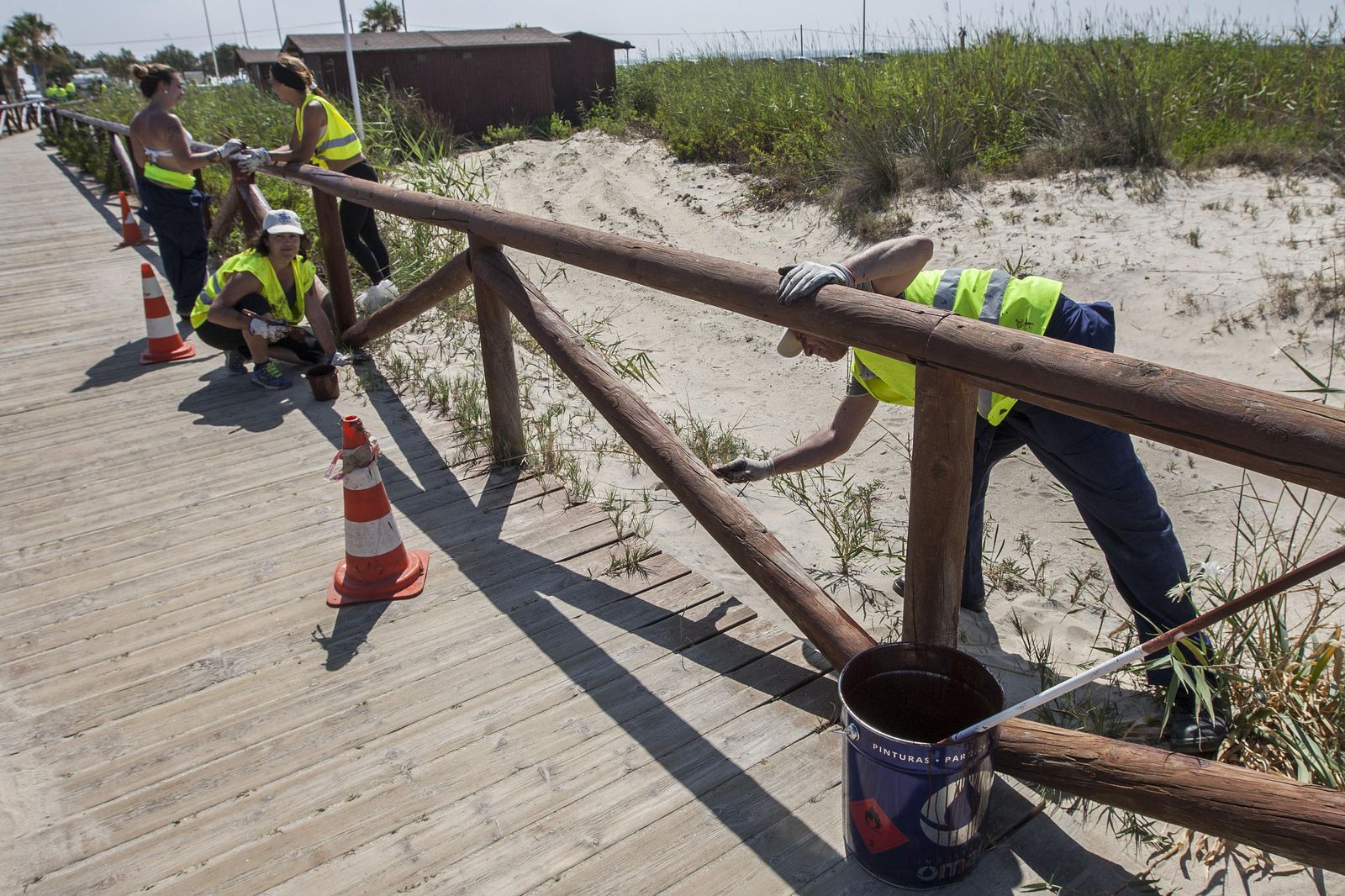Trabajos en los equipamientos de la playa de Camposoto, en una imagen de archivo.