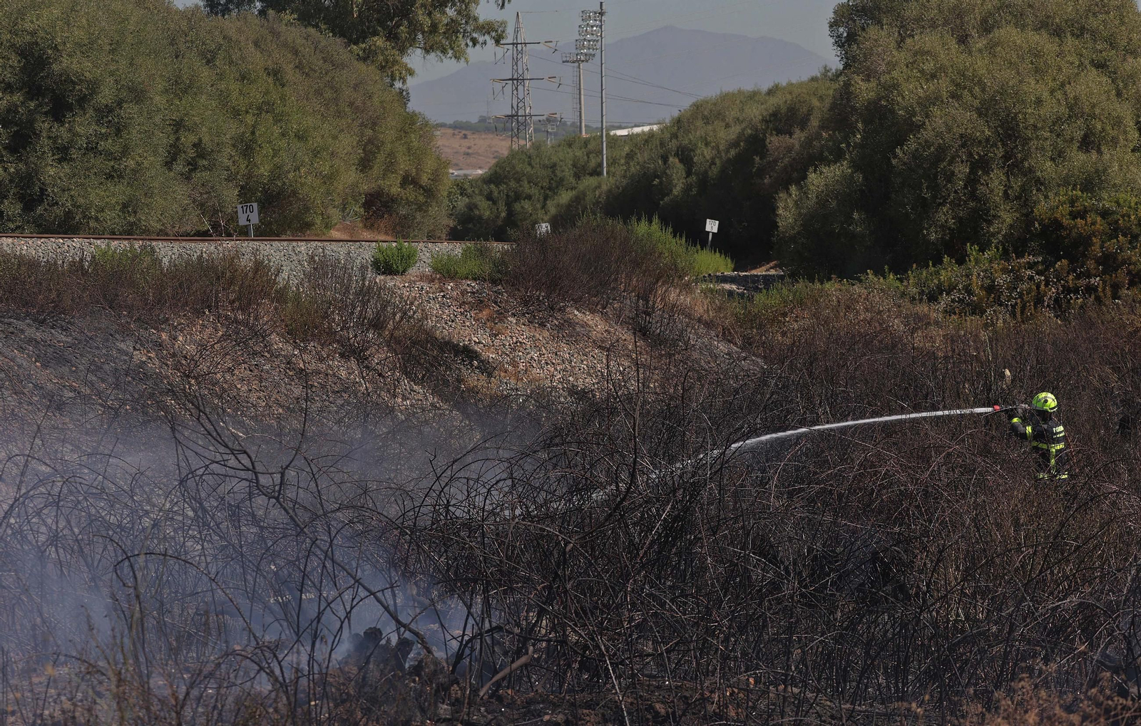 Fotos del incendio de pasto en el polígono de La Menacha en Algeciras