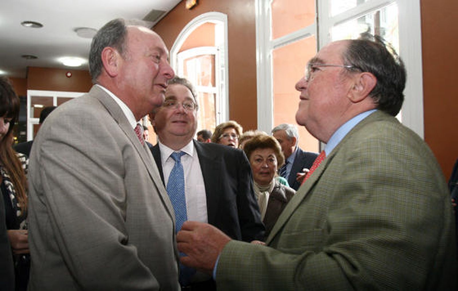 El director de Cepsa Refinería La Rábida, Rafael Martínez-Cañavate, junto a Juan Manuel Díaz Cabrera, presidente del Banco de Alimentos.

Foto: Josue Correa/Alberto Dominguez