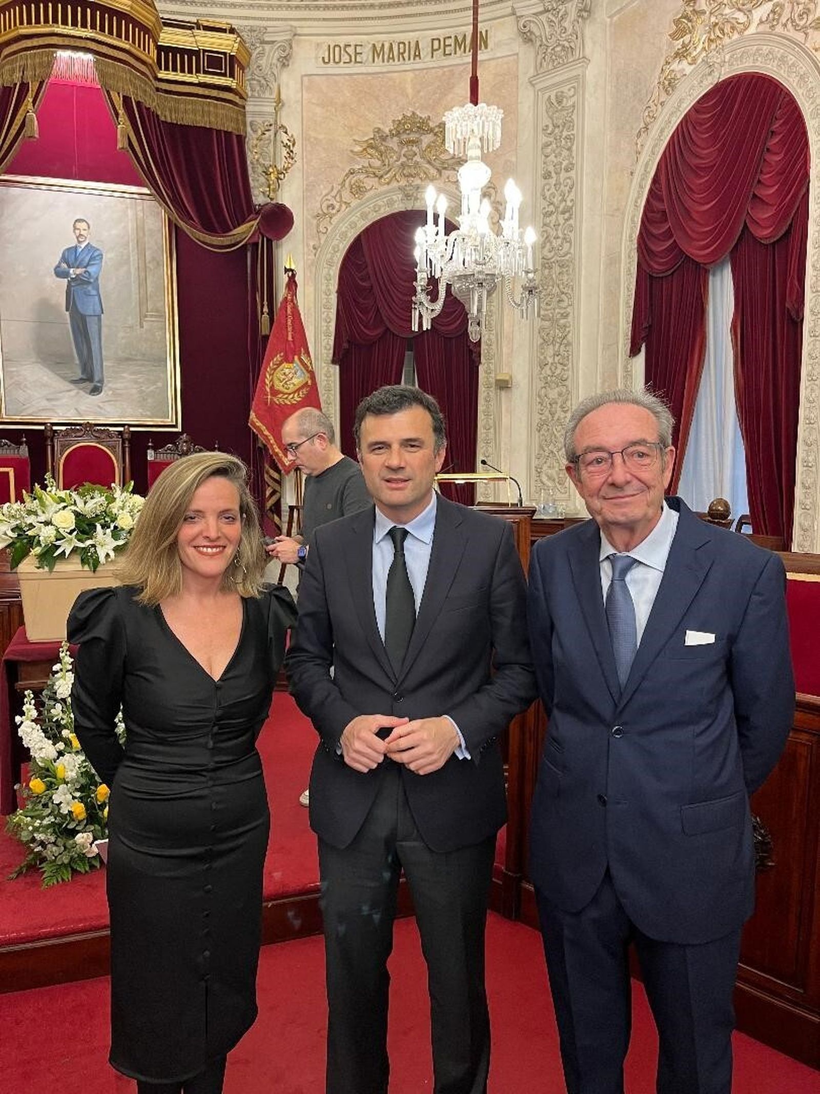 Maite González García Negrotto, el alcalde de Cádiz, Bruno García, y Rafael Benot, durante la sesión.