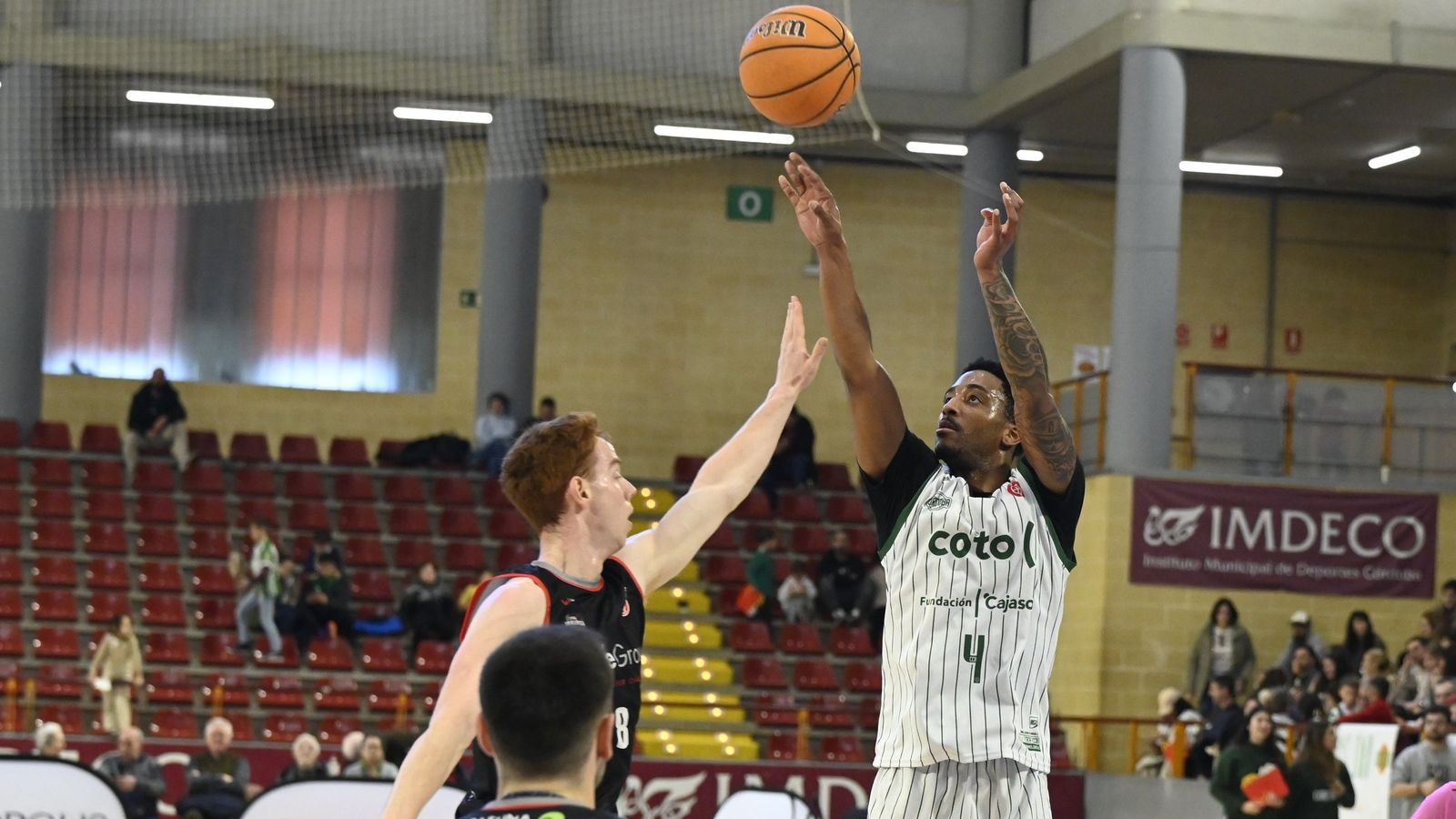 Black lanza a canasta en presencia de Moncanut.