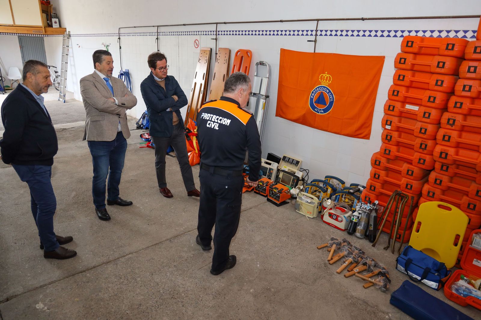 La empresa ‘Ambulancias Quevedo’ dona material sanitario y de emergencias a Protección Civil de El Ejido.