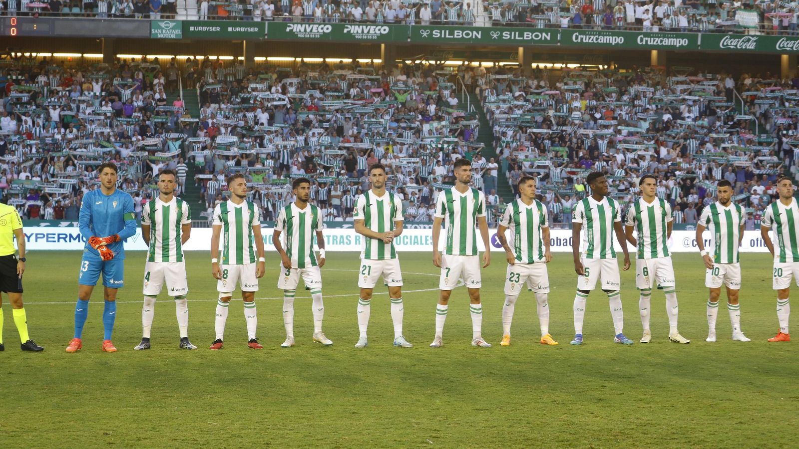 Los jugadores del Córdoba CF, listos para empezar un partido de la Liga Hypermotion en El Arcángel.