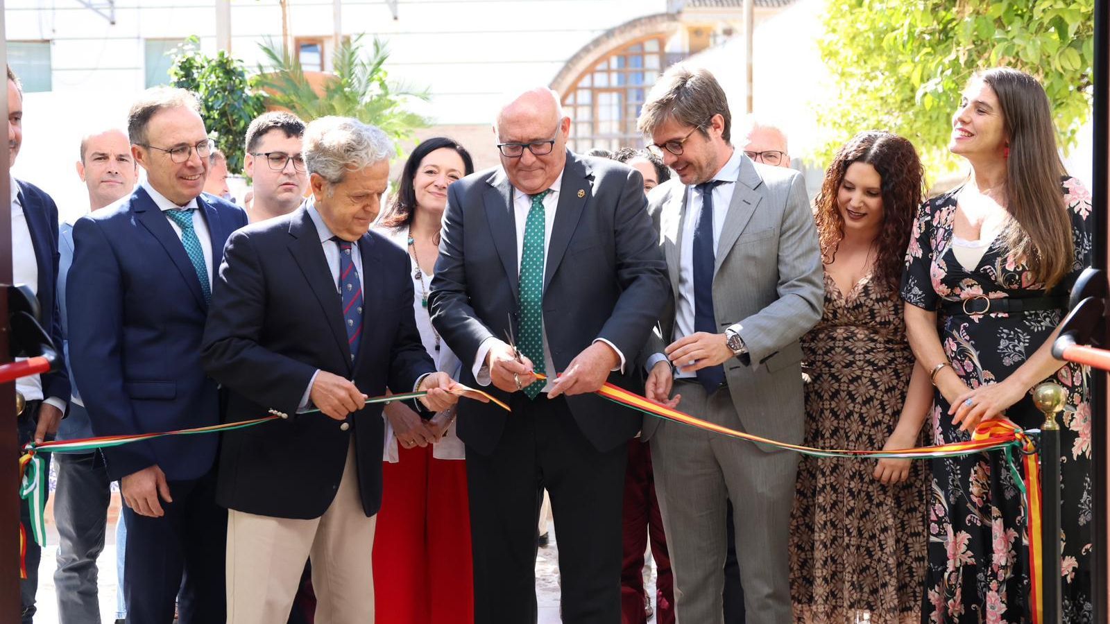 Dirigentes institucionales en la inauguración de Enbarro.