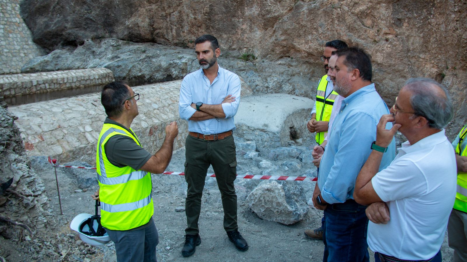 El consejero de Sostenibilidad, Medio Ambiente y Economía Azul, Ramón Fernández- Pacheco, durante una visita a la zona afectada