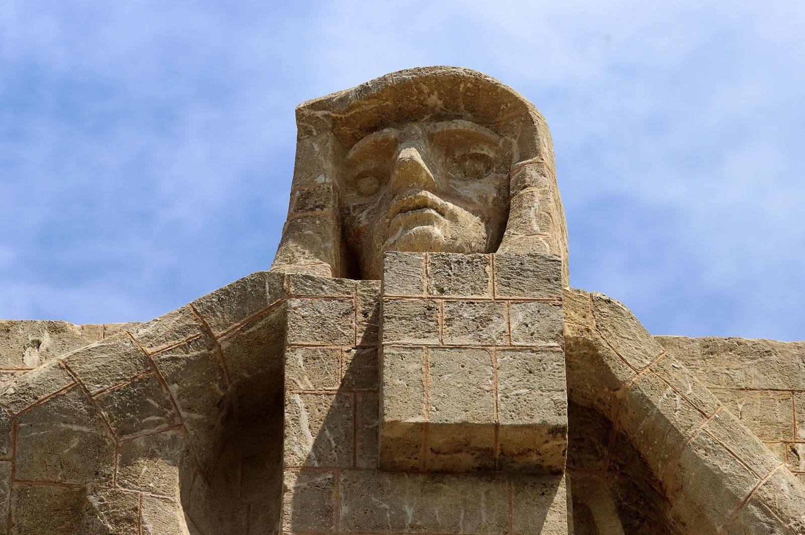 Imágenes del desmontaje de los andamios en el monumento a Colón tras su restauración