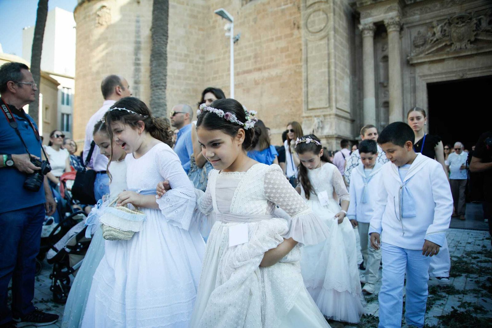 Imágenes de la procesión del Corpus Christi en Almería: así han sido la misa y la posterior marcha por la capital