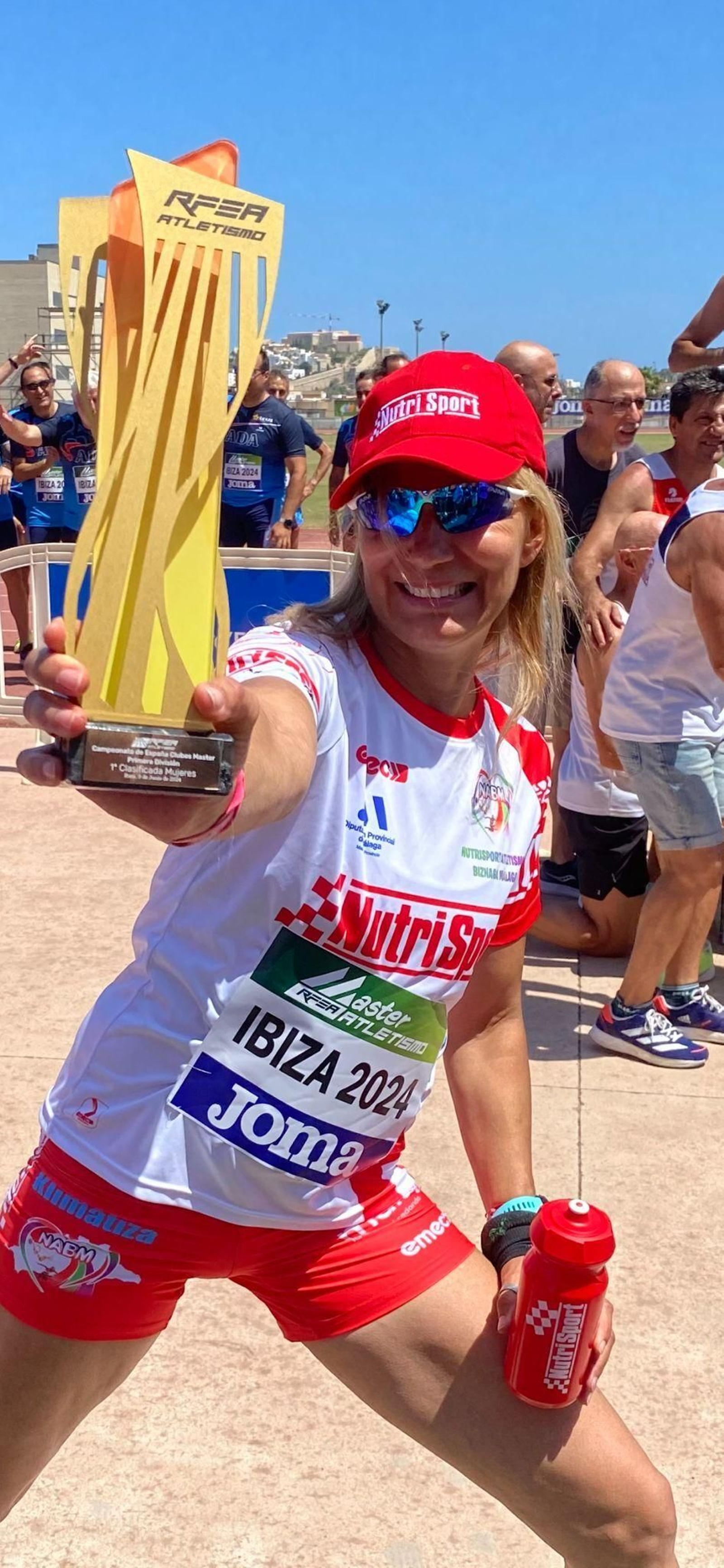 Emilia Paunica posa con el título de campeón de España de Primera División en modalidad femenina. Emilia Paunica posa con el título de campeón de España de Primera División en modalidad femenina.