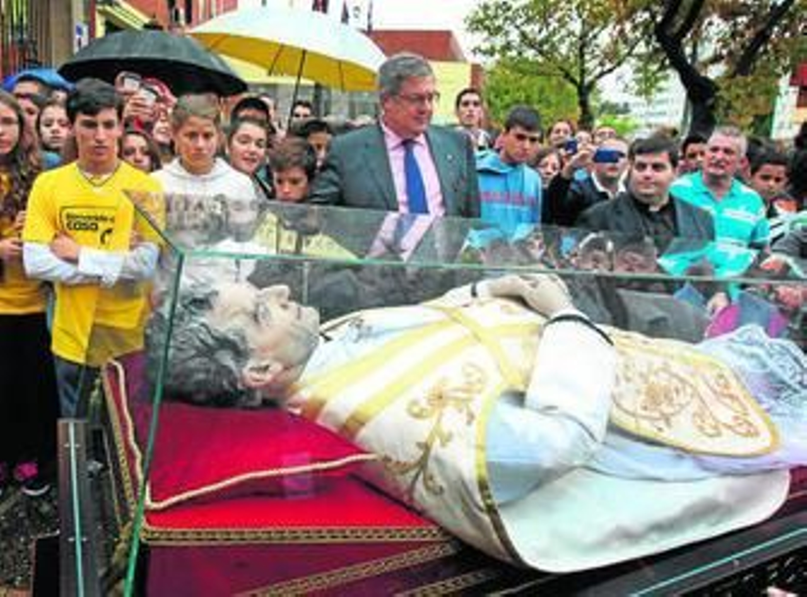 La reliquia de san Juan Bosco a su llegada al Santuario de María Auxiliadora.