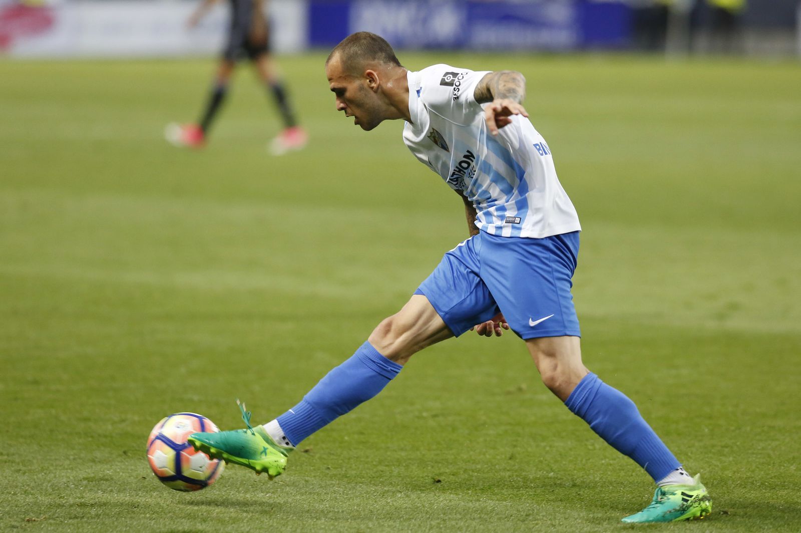 Sandro controla el balón con el exterior