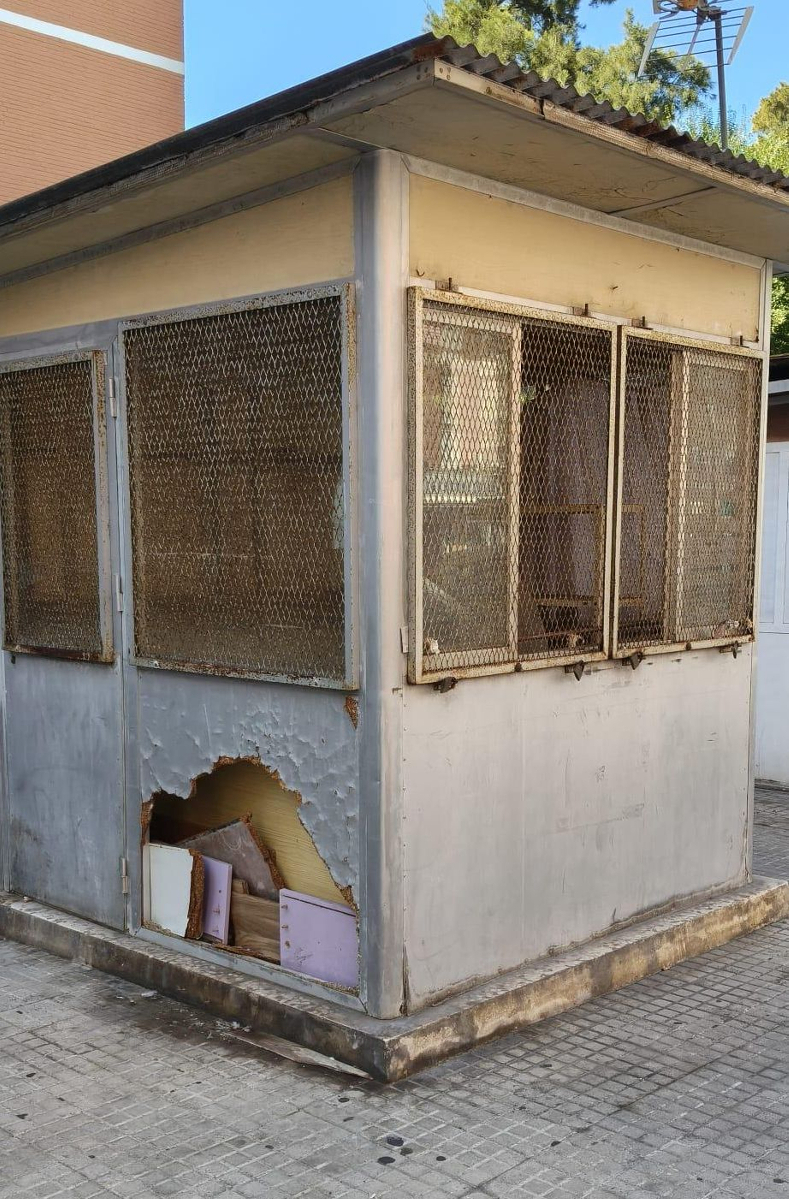 Los antiguos y abandonados quioscos perjudican el aspecto de la ciudad por culpa de su situación de deterioro por lo que necesitan algún tipo de pensada al respecto