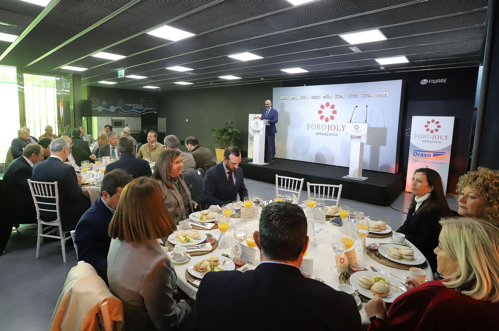 Imágenes del desayuno-coloquio con Antonio Sanz en el Foro Joly Andalucía celebrado en la Lonja de la Innovación del Puerto de Huelva