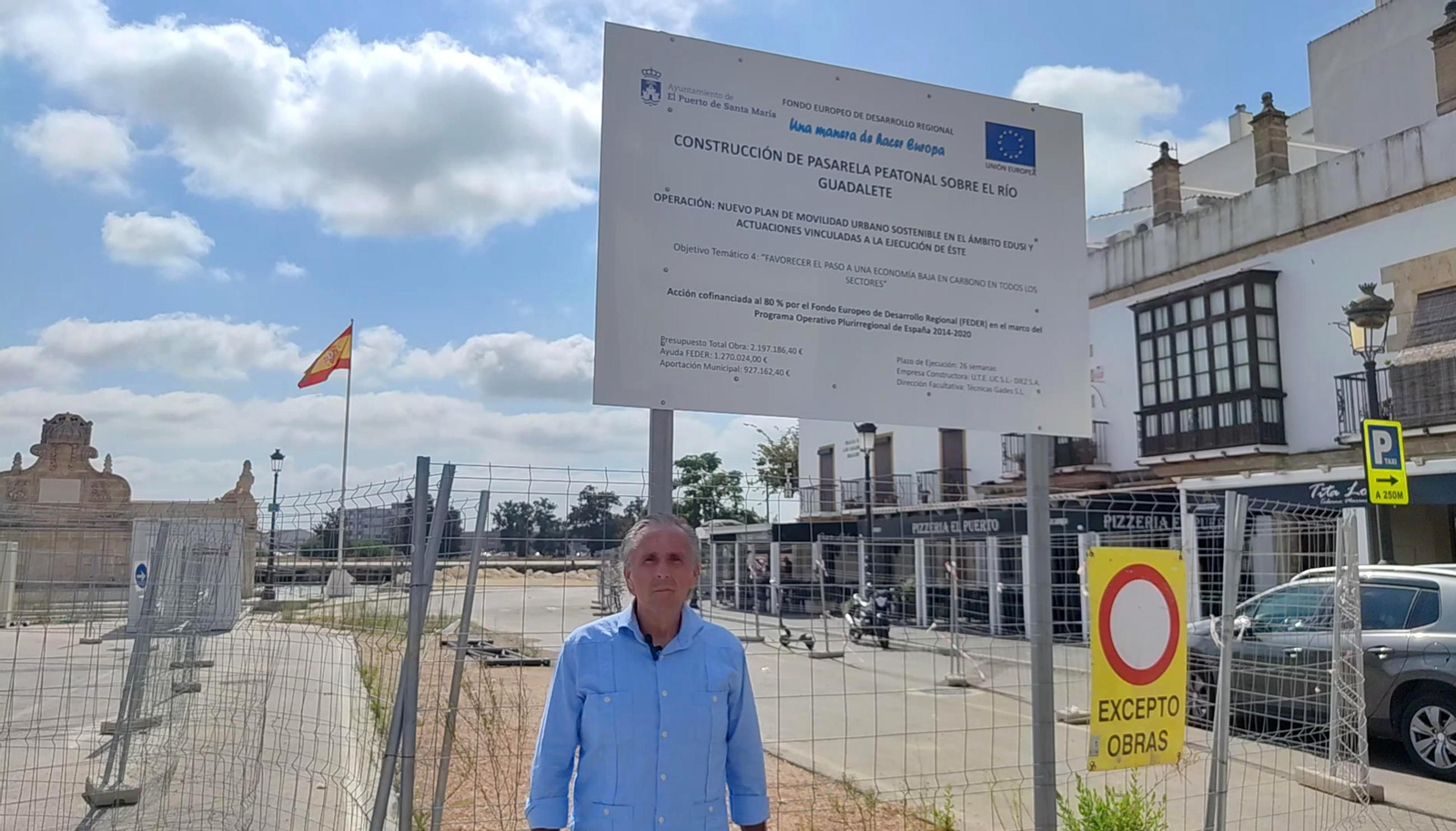 El concejal de Vox, junto a la obra paralizada de la pasarela.