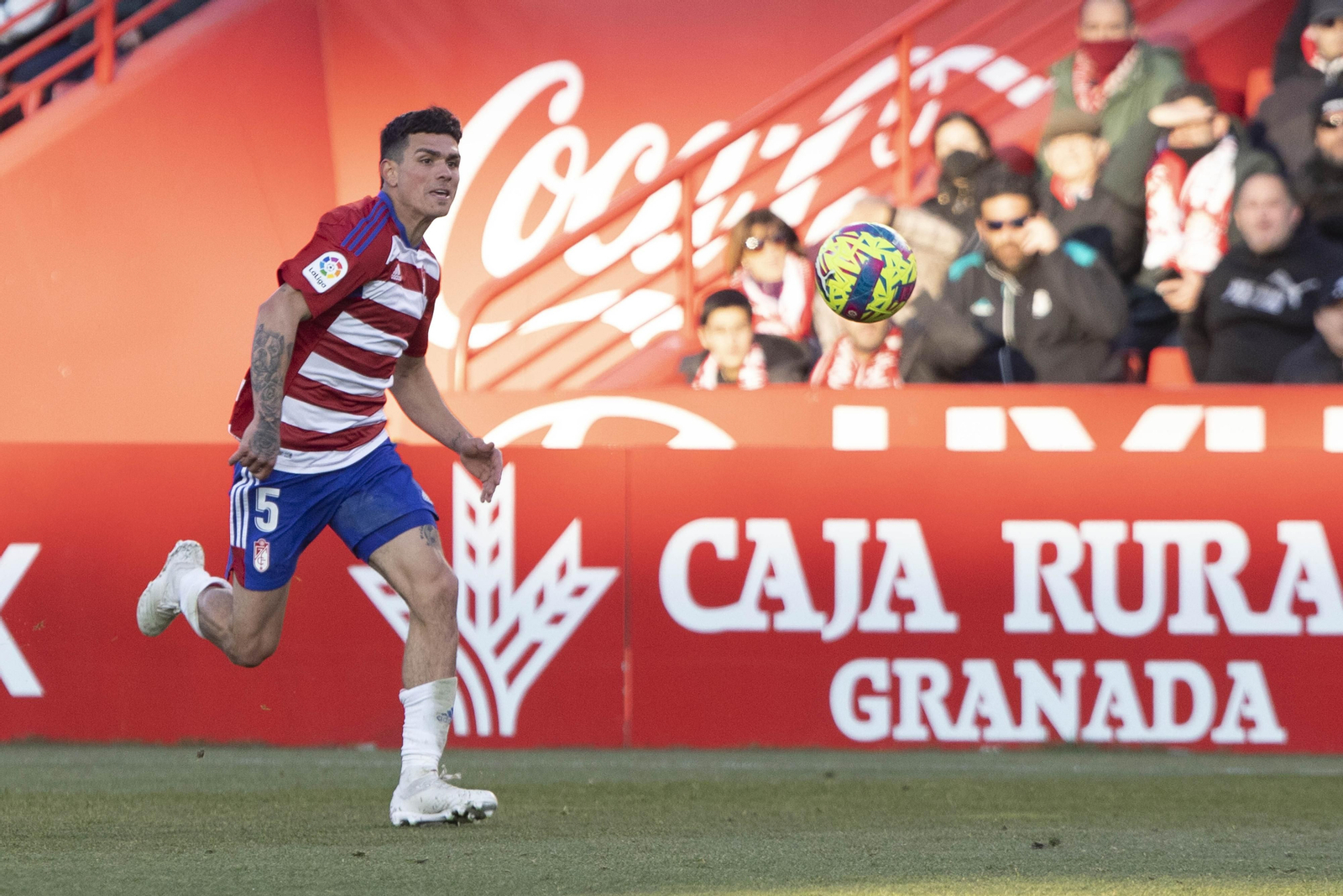 Jonathan Silva corre a por la pelota.