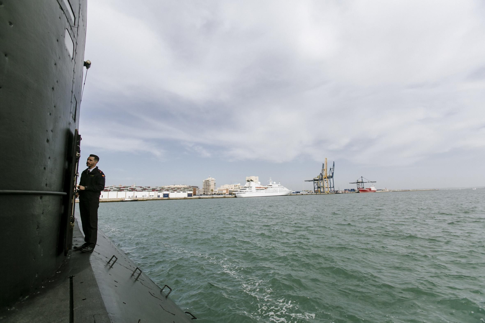 Imágenes de la visita al submarino "Mistral" atracado en Cádiz