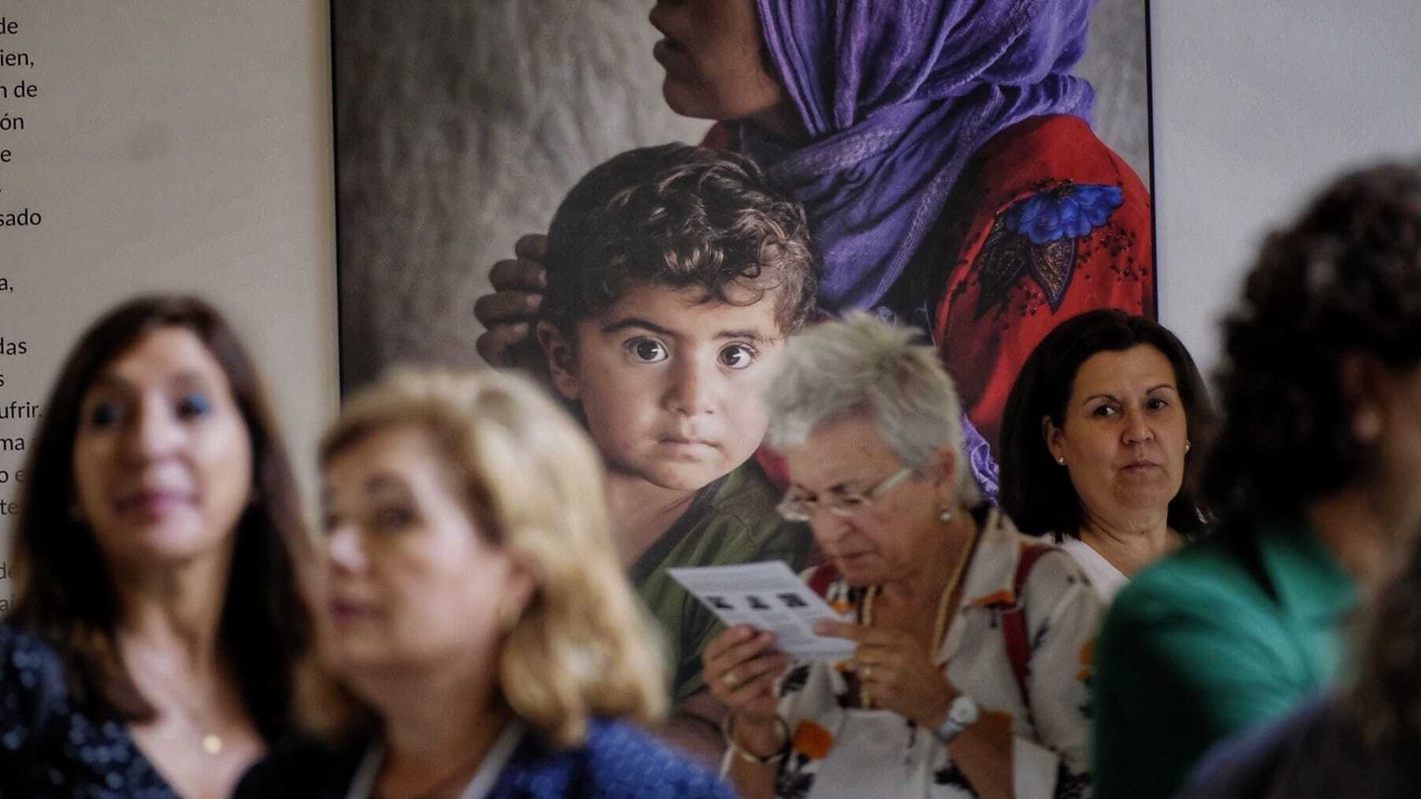 La fotografía que abre la exposición, con la mirada del pequeño sirio Khaled.