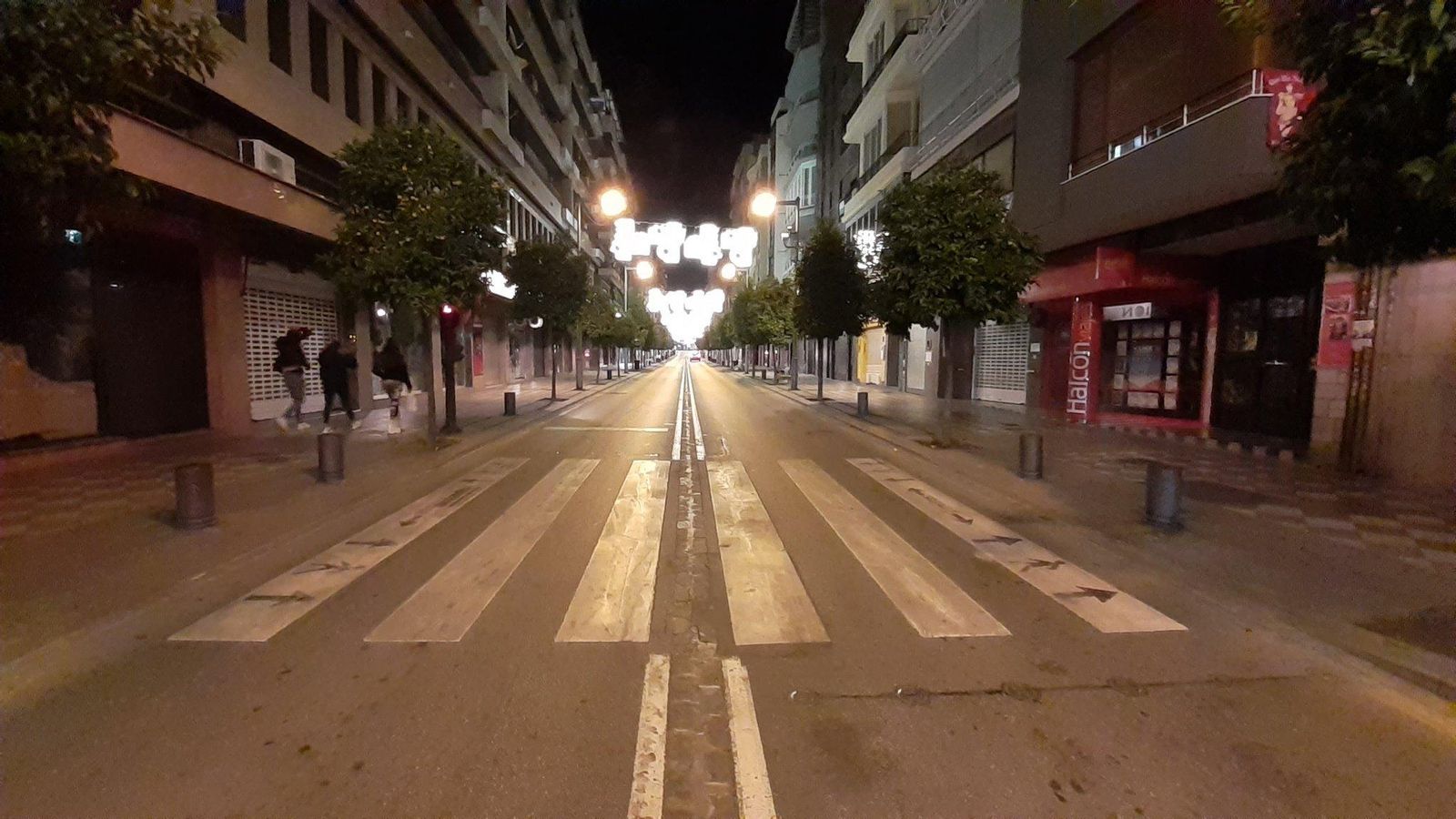 La calle Recogidas, esta Nochebuena, a diez minutos del toque de queda.