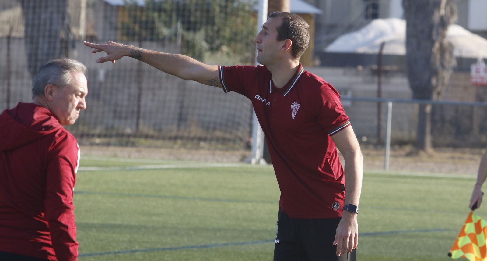 Pepe Contreras da órdenes durante un partido.