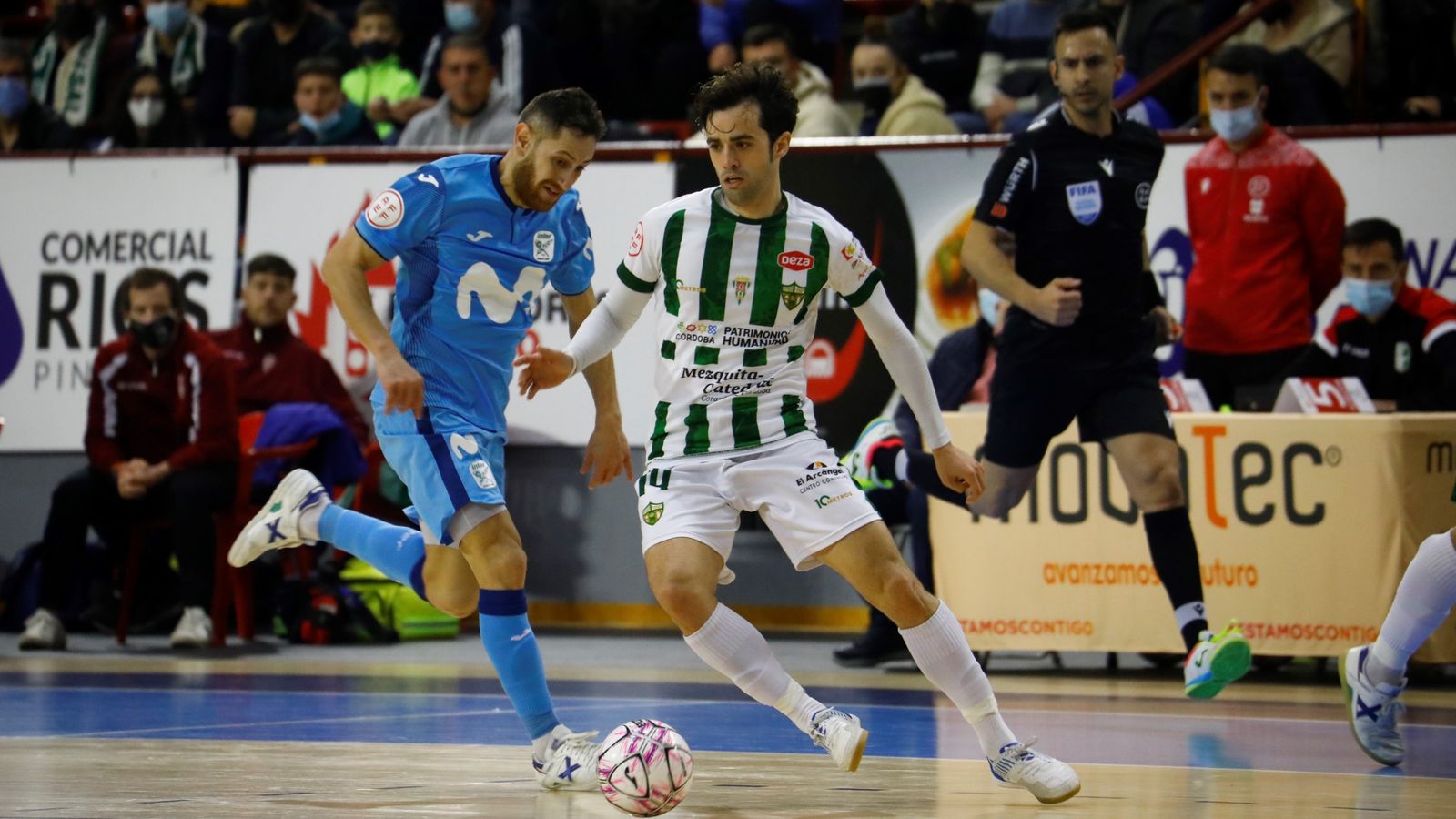 Pablo del Moral conduce el balón mientras es perseguido por Rafa López.
