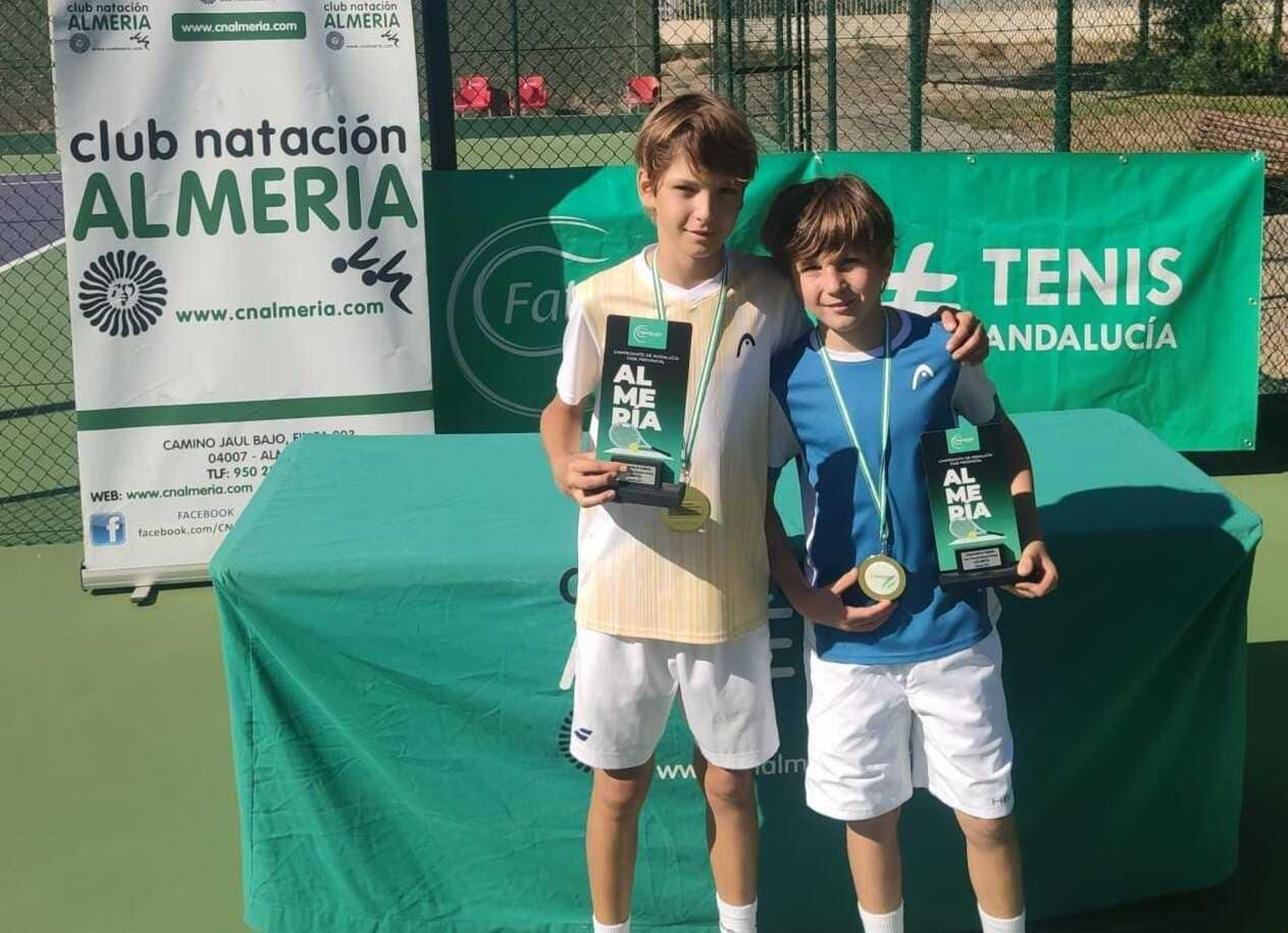 Los hermanos Navarrete posan con sus respectivos trofeos conseguidos en el campeonato provincial.