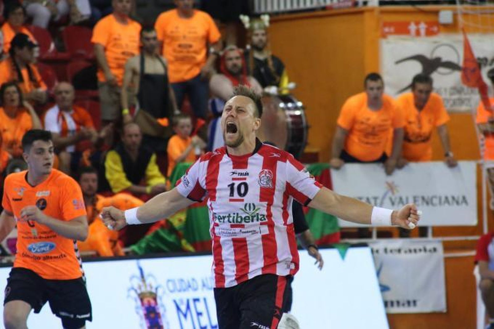 Jaka Spiljak celebra un gol en su etapa en el Puerto Sagunto.