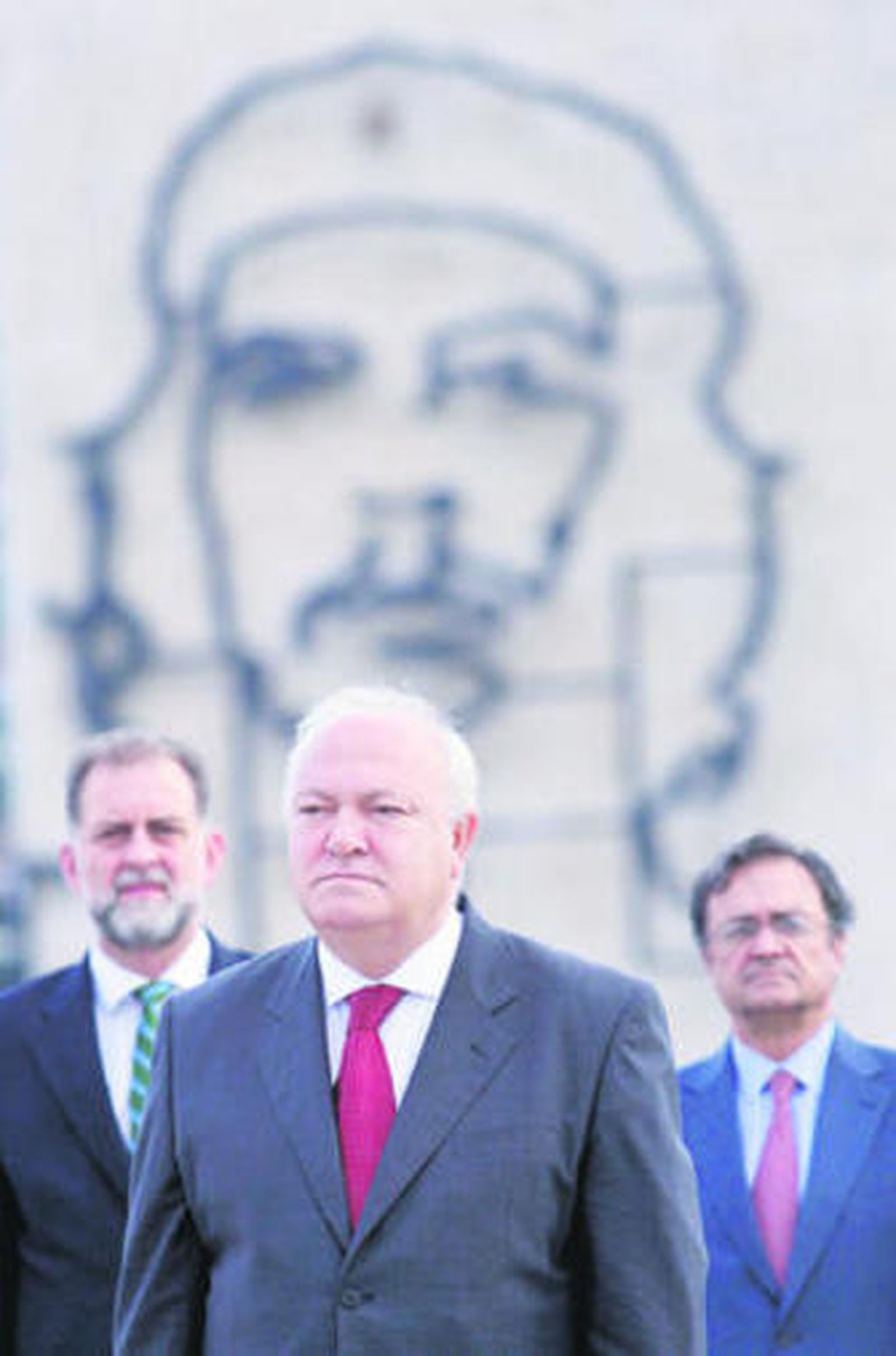 Moratinos, ayer, en la Plaza de la Revolución de La Habana ante la imagen del Che Guevara.