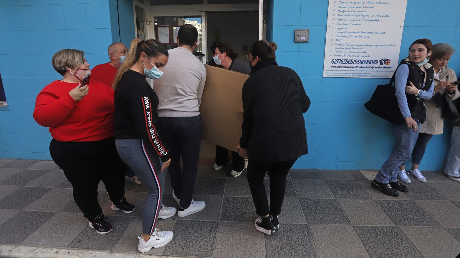 Fotos de la recogida solidaria para Ucrania en el centro Molokai de Algeciras