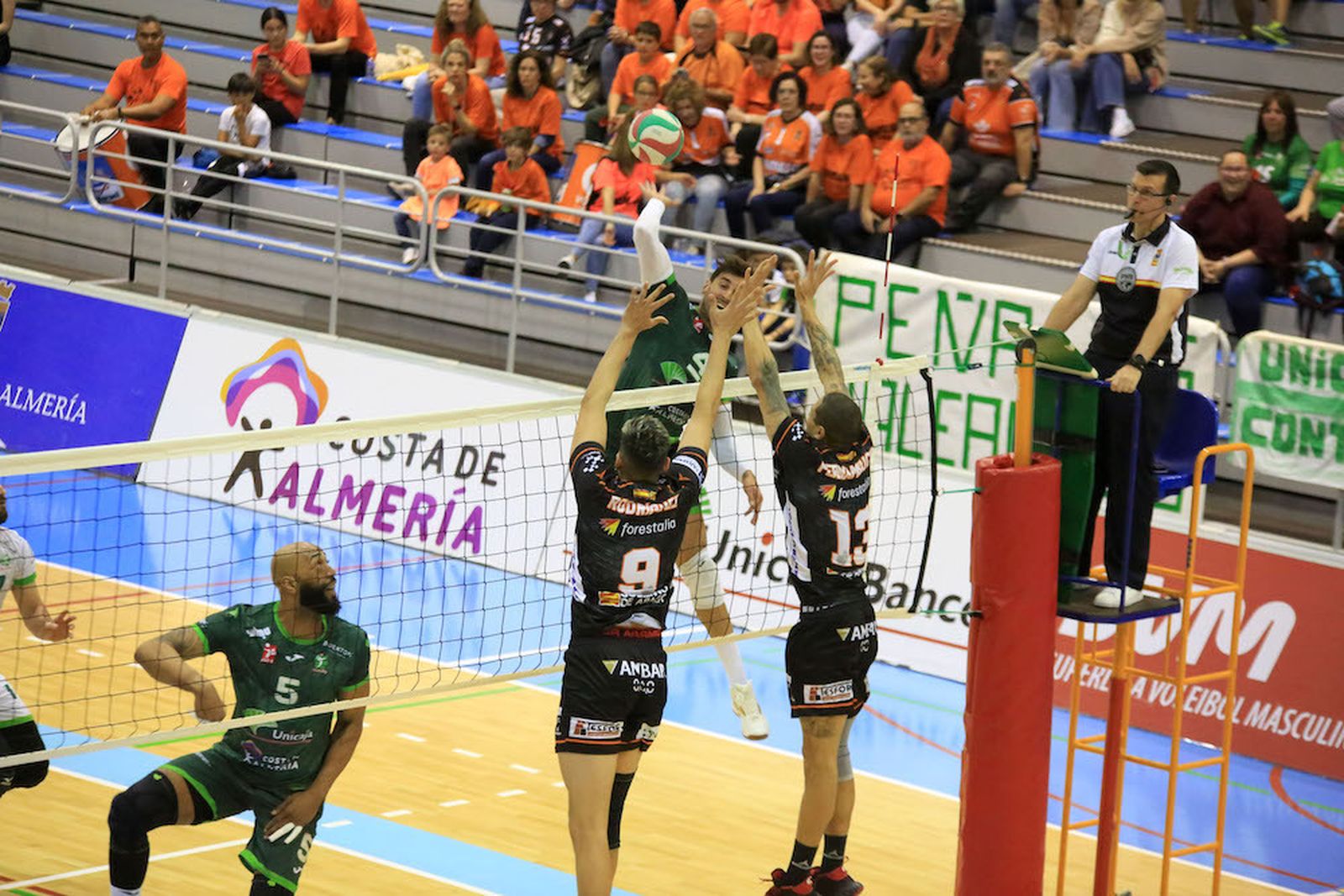 Juanmi González ejecuta un remate durante el choque de la fase regular disputado contra el Pamesa Teruel.
