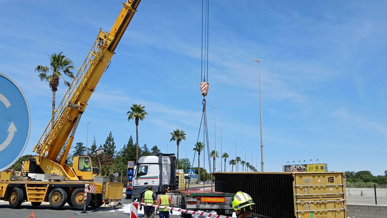 Momento en que una grúa llega a la zona del accidente para trasladar el camión.