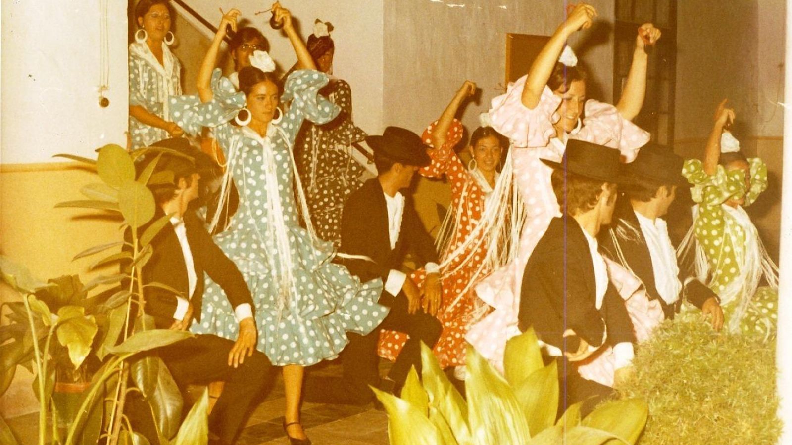 Fotografía en color de otra actuación de la sección de coros y danzas de la Sección Femenina jerezana.