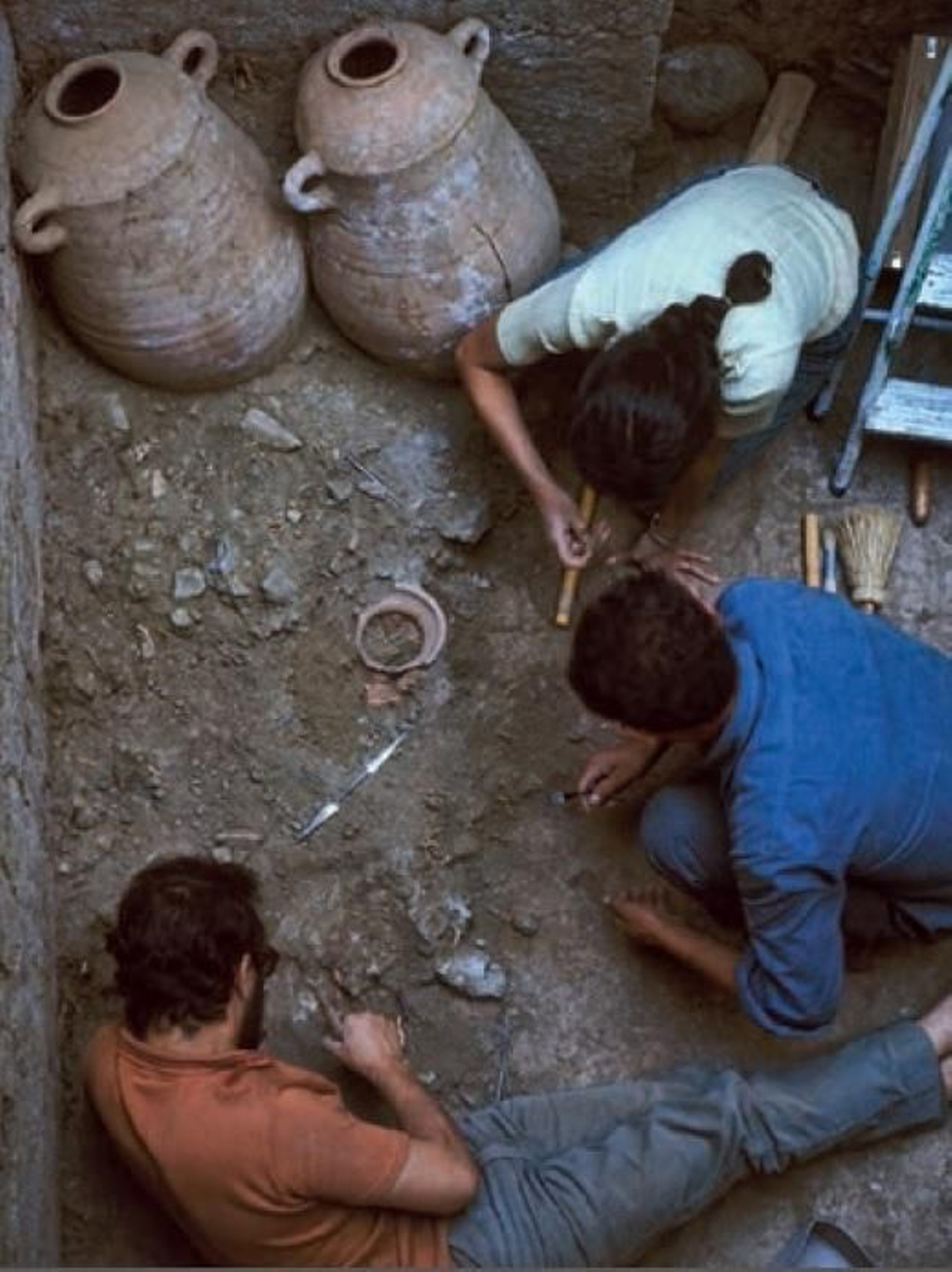 Excavación en la necrópolis de Trayamar.