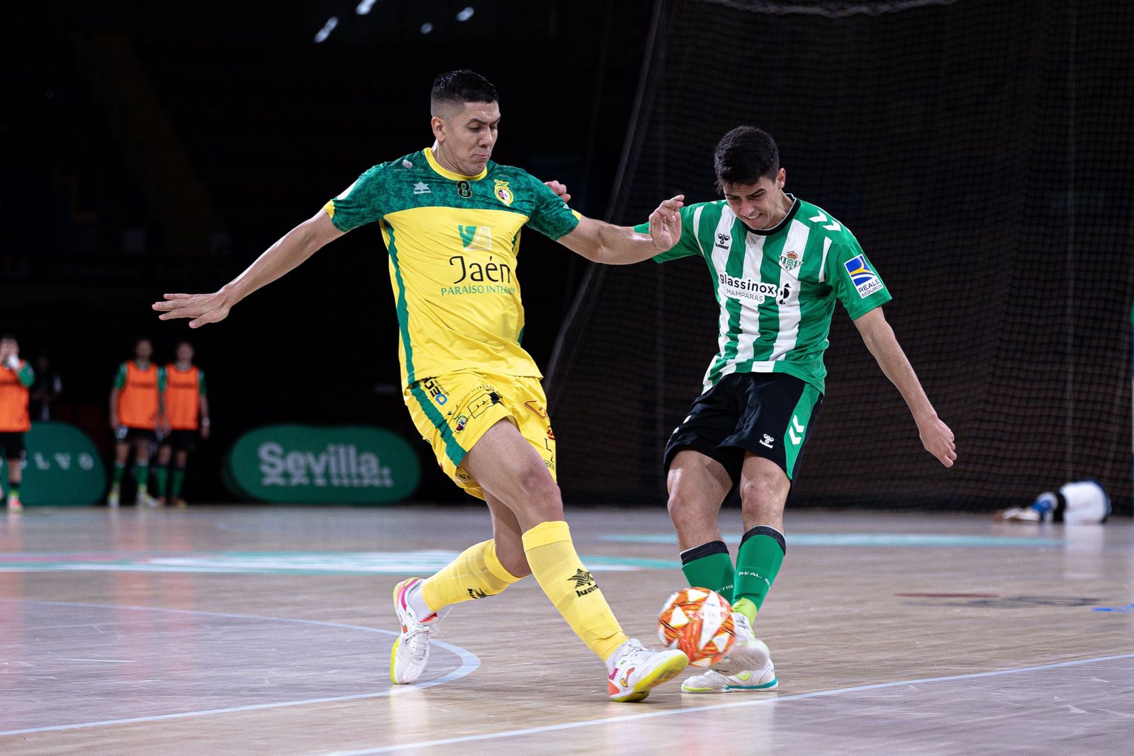 Raúl Jiménez prueba un disparo ante la oposición de un rival.