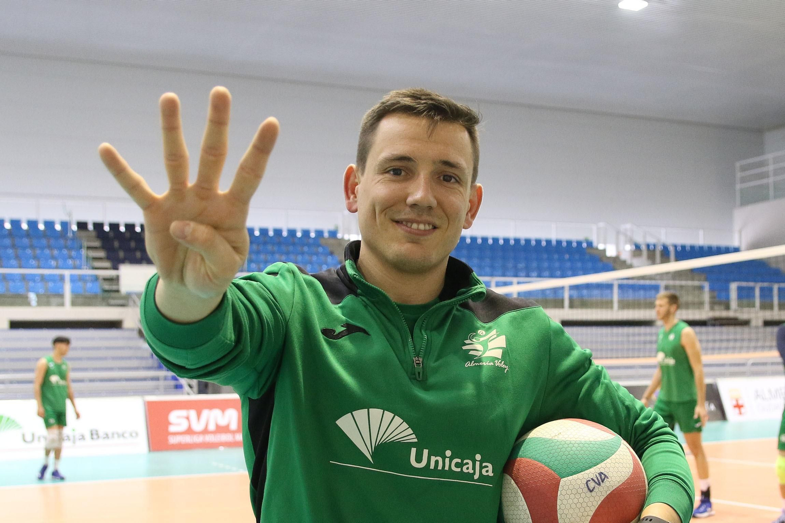 Guille gesticula el número cuatro, las Superligas que puede tener en su palmarés si no fallan este fin de semana.