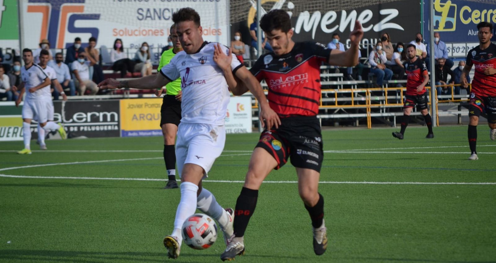 Carmona, del Salerm Puente Genil, pelea el balón con el vallesano Carlos Moreno.