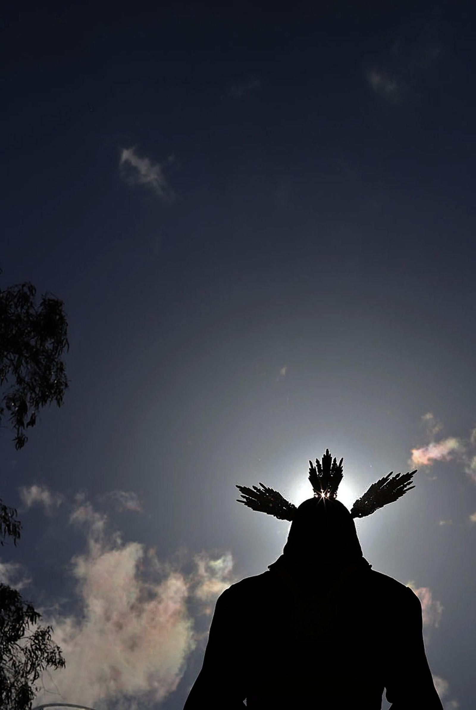 Imágenes del recorrido de la Hermandad del Cristo Cautivo de Huelva