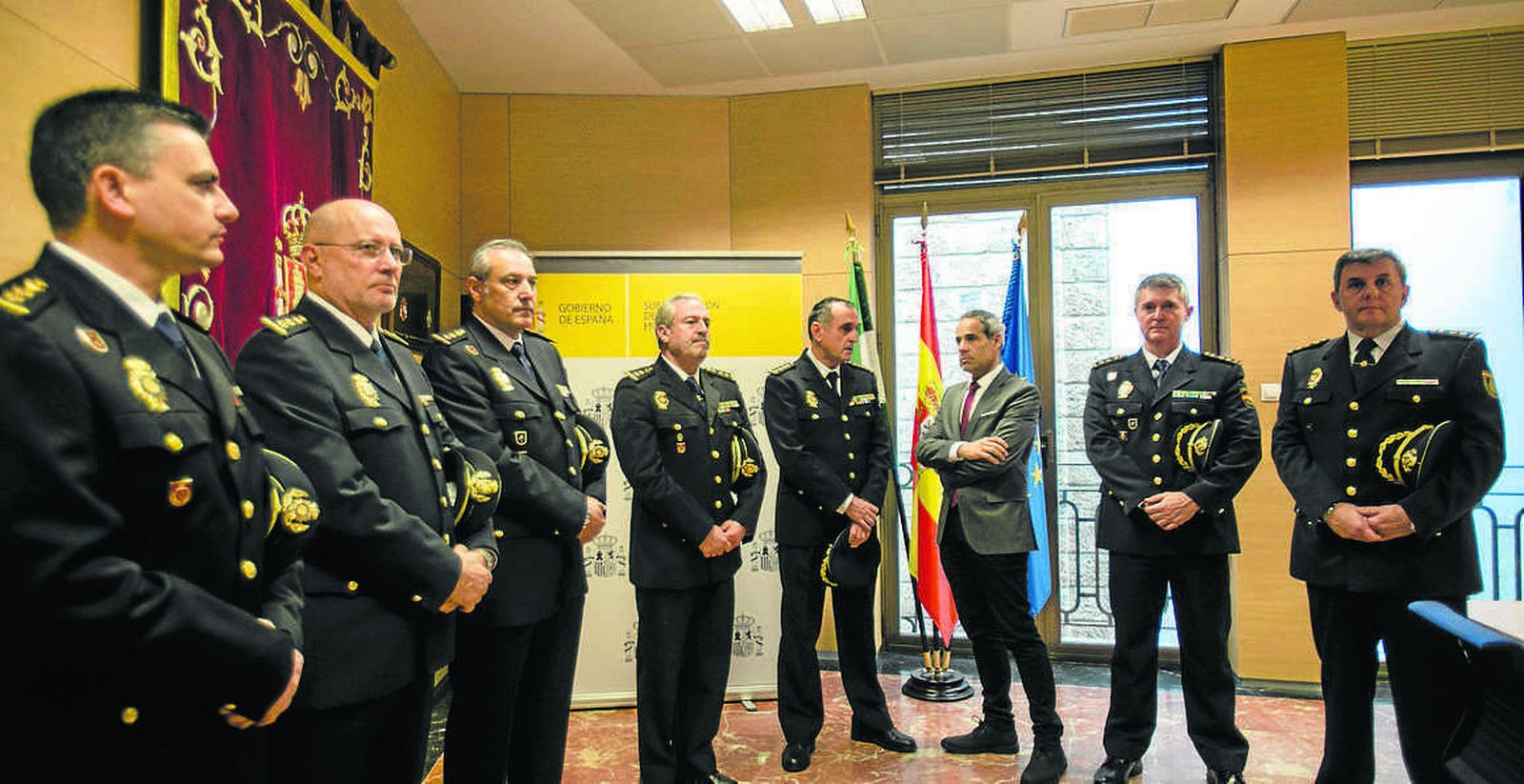 Un momento de la reunión entre Pacheco y varios cargos policiales de la provincia.