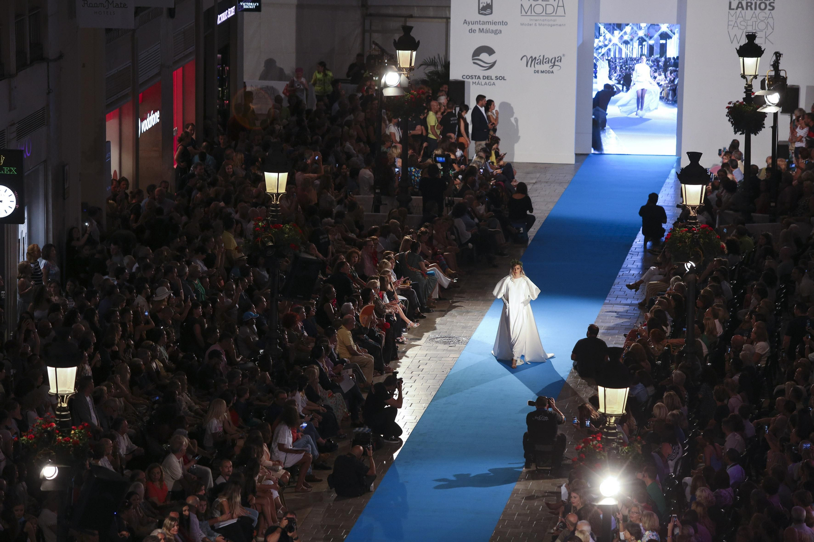 Cientos de personas se congregaron en calle Larios para presenciar una nueva edición de esta singular pasarela.