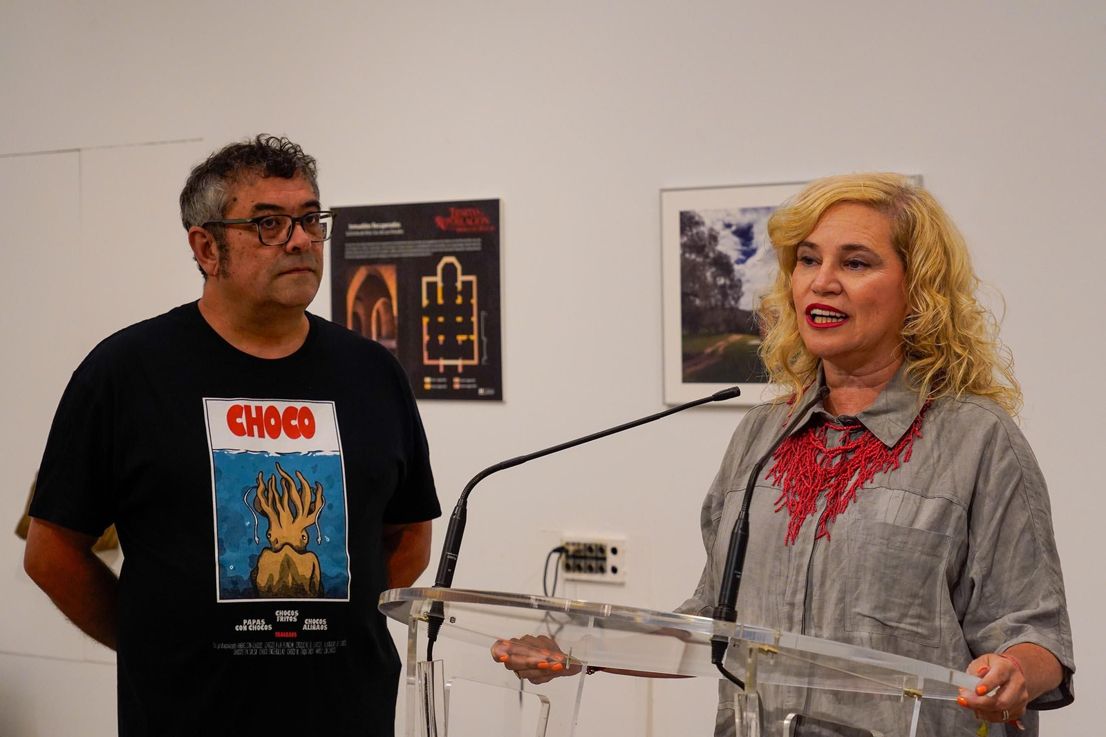 Imágenes de la inauguración de la exposición 'Ermitas de repoblación en la Sierra de Huelva' por La diputada de Cultura, Gracia Baquero, y el autor de la exposición, Jorge Garrido.