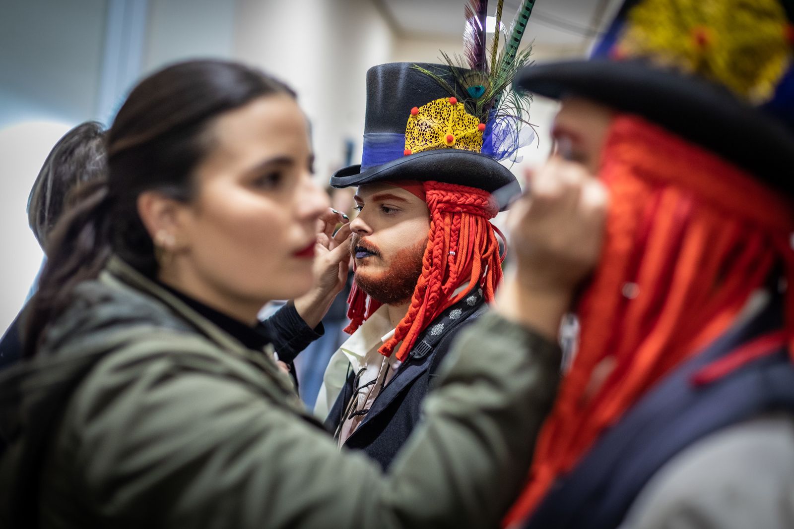 Ultimos retoques de los componentes de la comparsa 'Trece' antes de su actuación