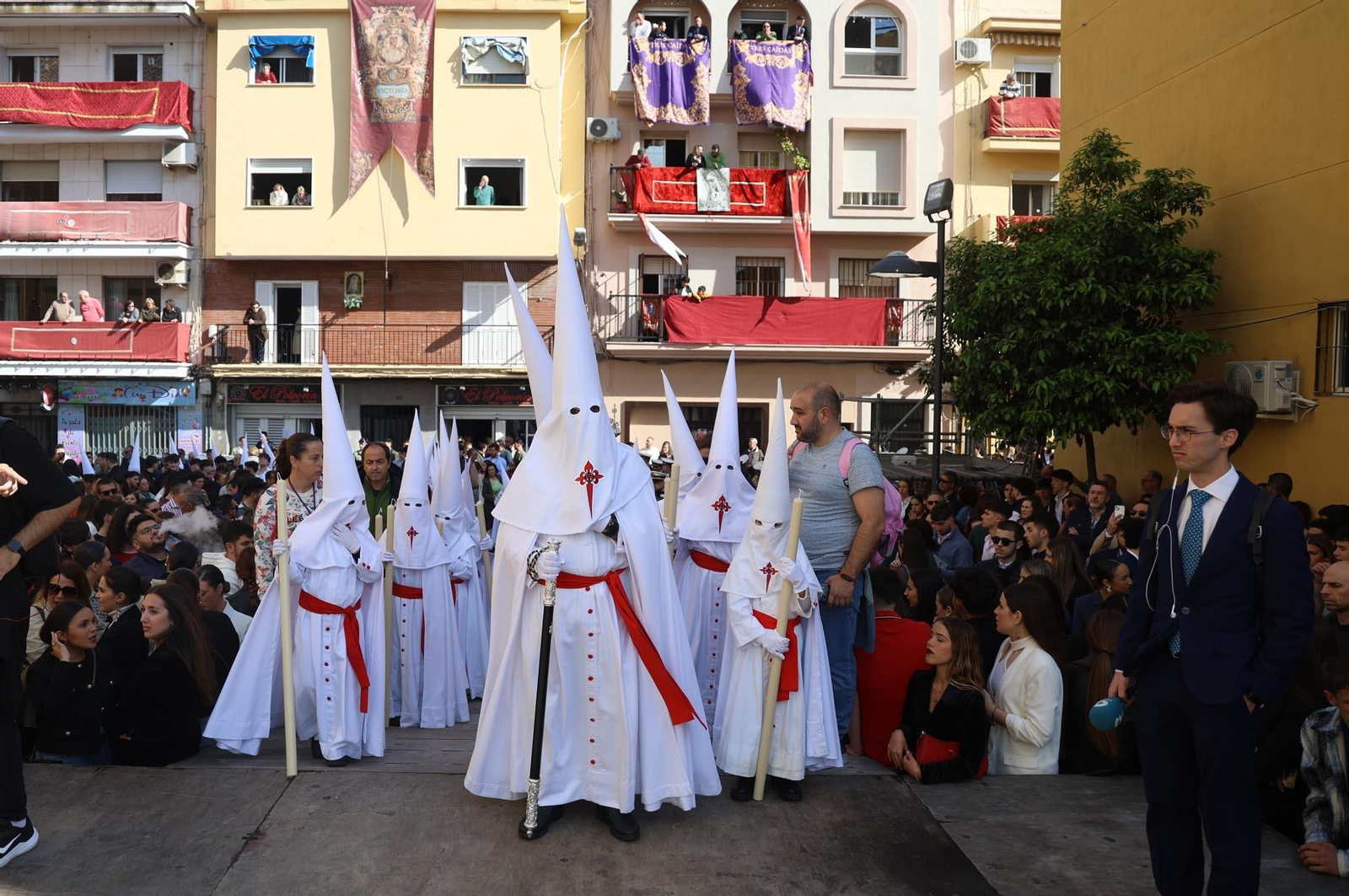 Las mejores imágenes del Lunes Santo en Huelva: Hermandad de las Tres Caídas