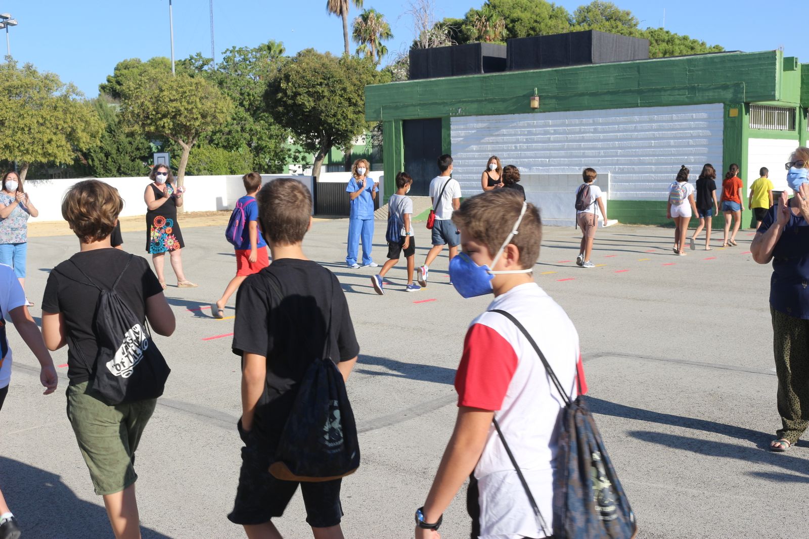 ELprofesorado del colegio Juan XXIII aplaude a los alumnos que regresan al centro
