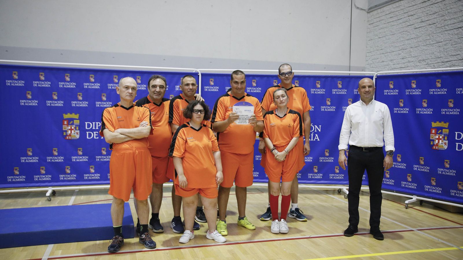 Uno de los equipos participantes recoge su premio al término de la competición.