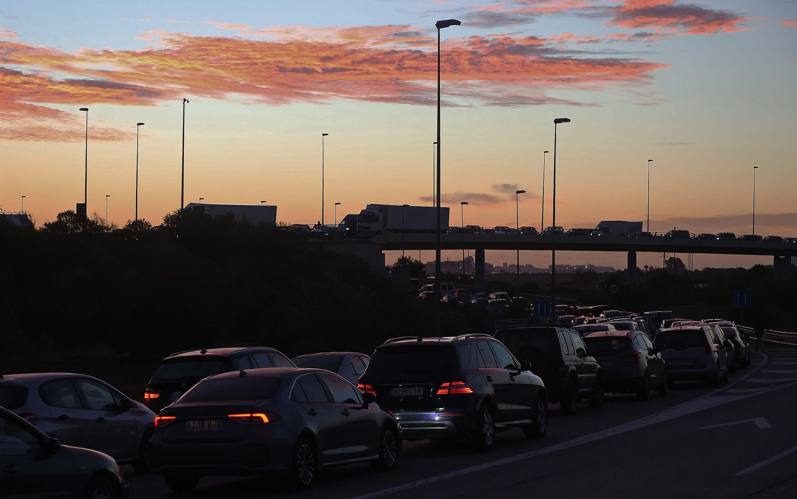 El nuevo corte de la A7 por los huelguistas de Acerinox, en imágenes